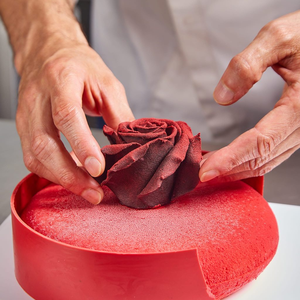 Tao-hinh-va-trang-tri-banh-entremet