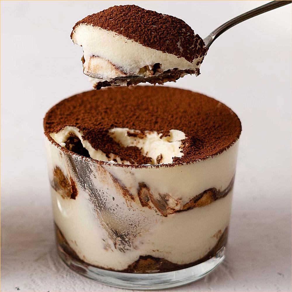 lam-banh-tiramisu-coc-nho-xinh