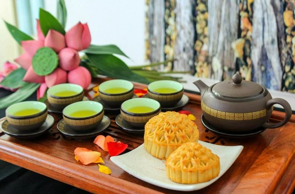cach-ket-hop-banh-trung-thu-va-tra