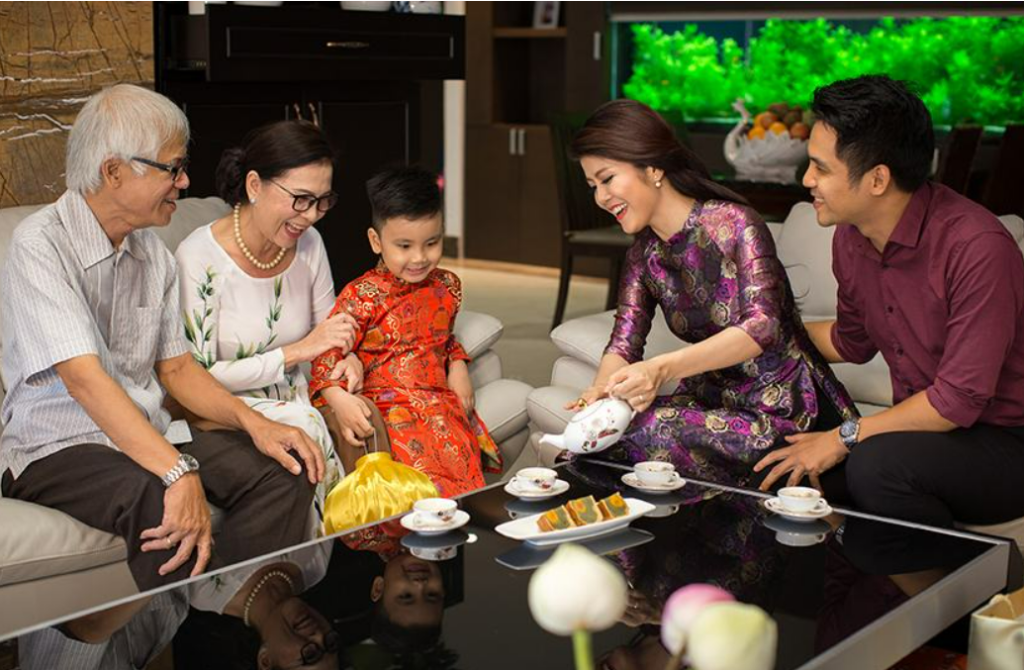 xum-vay-thuong-thuc-banh-tra